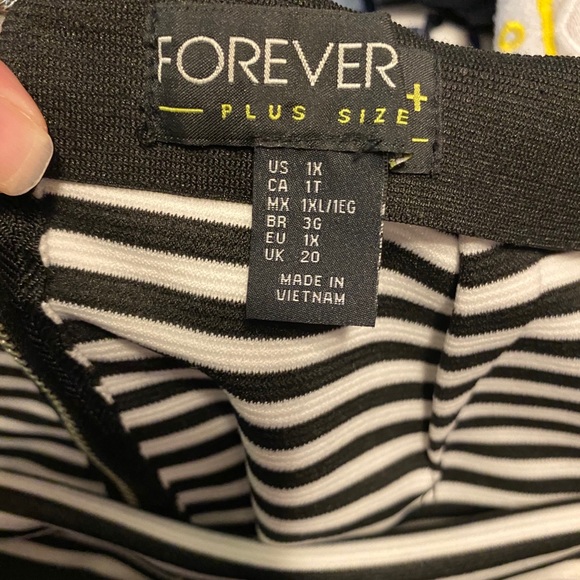 ❌SOLD❌ Plus Size Striped Pencil Skirt - Picture 4 of 5